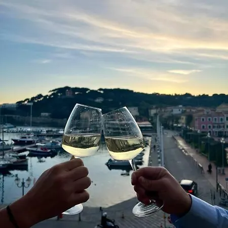 Luxury Seafront Penthouse דירה