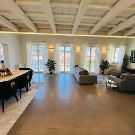 Luxury Seafront Penthouse דירה