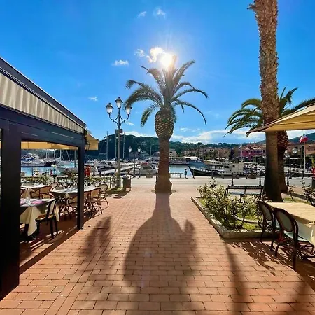 דירה Luxury Seafront Penthouse