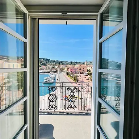 Luxury Seafront Penthouse דירה *