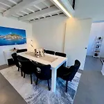 Luxury Seafront Penthouse * ポルト・アッズッロ